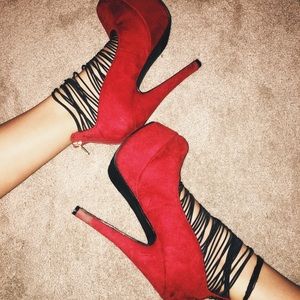 ⭐️ NEW red velvet/matte platform heels